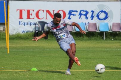 Caxias treina em preparação para enfrentar o Esportivo<!-- NICAID(15306691) -->