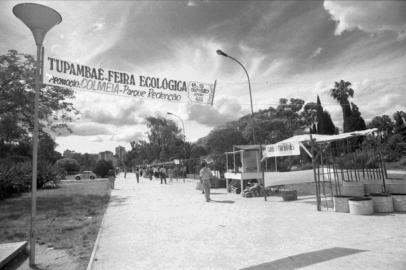 Feira Ecológica Tupambaé, no Parque da Redenção.Uma feira rica em informações sobre uma nova opção de vida foi o que os porto-alegrenses encontraram neste fim de semana no Parque da Redenção com a Tupambaé - Feira Ecológica. O objetivo desta feira, promovida pela Cooperativa Colméia, era incentivar o cooperativismo, ecologia e naturismo. Agricultura ecológica, medicina preventiva e alimentação natural foram os assuntos mais explorados. A Tupambaé contou ainda com uma programação cultural durante toda sua realização.Tupambaé é um termo guarani que tem o significadode cooperativismo. Com esta denominação.já se tem uma idéia do clima da feira que serealizou entre as 9h e 17h deste sábado e domingo.Em sua grande maioria. seus integrantespertenciam a entidades ecológicas seguindo a alimentação natural.(Zero Hora, Segundo Caderno, 20/10/1986, página 1)-CRÉDITO: Dukce Helfer, Agência RBS, 18/10/1986-#ENVELOPE: 48942-<!-- NICAID(15313364) -->