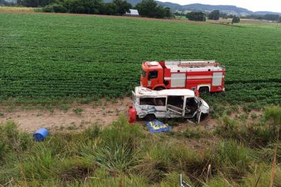 Acidente com microônibus deixa um morto e oito feridos em Vale Verde.<!-- NICAID(15321718) -->