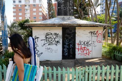 CAPÃO DA CANOA, RS, BRASIL, 12.01.2023: moradores no entorno da Praça do Farol fazem a manutenção do local e apontam problemas na infraestrutura. Foto: Camila Hermes/Agência RBS<!-- NICAID(15320259) -->