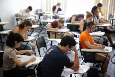 Estudantes realizam exames de História, Língua Portuguesa, Literatura em Língua Portuguesa, Matemática e Redação no primeiro dia de provas do vestibular da Ufrgs 2023<!-- NICAID(15321757) -->