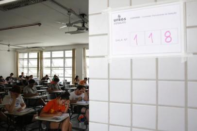 Estudantes realizam exames de História, Língua Portuguesa, Literatura em Língua Portuguesa, Matemática e Redação no primeiro dia de provas do vestibular da Ufrgs 2023<!-- NICAID(15321754) -->