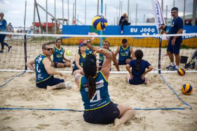 TRAMANDAÍ, RS, BRASIL - 2023.01.14 - Sesc promove atividades de inclusão na praia, como cadeira anfíbia para cadeirantes entrarem no mar e a modalidade de volei sentado.<!-- NICAID(15321765) -->