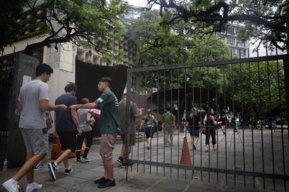 PORTO ALEGRE, RS, Brasil, 14-01-2023: Vestibulandos aguardam acesso às salas no Campus Centro da Ufrgs. Primeiro dia de provas do vestibular da Ufrgs. Estudantes realizam exames de História, Língua Portuguesa, Literatura em Língua Portuguesa, Matemática e Redação. Foto: Mateus Bruxel / Agência RBSIndexador: Mateus Bruxel<!-- NICAID(15321848) -->