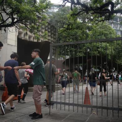 PORTO ALEGRE, RS, Brasil, 14-01-2023: Vestibulandos aguardam acesso às salas no Campus Centro da Ufrgs. Primeiro dia de provas do vestibular da Ufrgs. Estudantes realizam exames de História, Língua Portuguesa, Literatura em Língua Portuguesa, Matemática e Redação. Foto: Mateus Bruxel / Agência RBSIndexador: Mateus Bruxel<!-- NICAID(15321848) -->