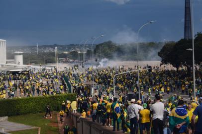 Bolsonaristas invadem o Congresso NacionalDF - LULA/VITÓRIA/ATOS ANTIDEMOCRÁTICOS/CONGRESSO/INVASÃO - GERAL - Apoiadores do ex-presidente Jair Bolsonaro se aproximam da Praça dos Três Poderes, em Brasília, neste domingo (8).   Os participantes de atos antidemocráticos que invadiram na tarde deste domingo as sedes dos Três Poderes em   Brasília promoveram quebradeira no Palácio do Planalto, no Congresso Nacional, e no Plenário do Supremo Tribunal   Federal (STF).    08/01/2023 - Foto: LUCAS NEVES/ENQUADRAR/ESTADÃO CONTEÚDOEditoria: GERALLocal: BRASÍLIAIndexador: LUCAS NEVESFonte: Agencia EnquadrarFotógrafo: ENQUADRAR<!-- NICAID(15315313) -->