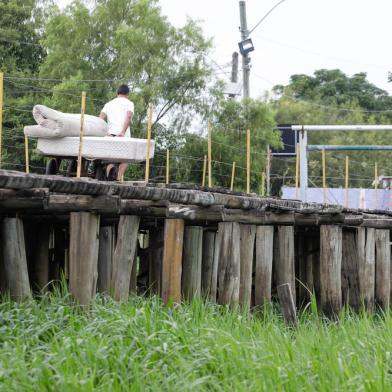 *Obras da nova ponte sobre o Arroio MauÃ¡ comeÃ§am nesta segunda-feira*A nova ponte sobre o Arroio MauÃ¡, que liga as ilhas da Pintada e MauÃ¡, comeÃ§a a ser construÃ­da nesta segunda-feira, 16. Nesta sexta-feira, 13, o secretÃ¡rio municipal de Obras e Infraestrutura, AndrÃ© Flores, esteve no salÃ£o paroquial da Ilha da Pintada para conversar com moradores, conselheiros e delegados do OrÃ§amento Participativo (OP). A obra Ã© uma antiga demanda da comunidade. A ponte serÃ¡ em concreto armado com 52 metros de extensÃ£o e 9,6 metros de largura. A fiscalizaÃ§Ã£o Ã© de responsabilidade da Secretaria Municipal de Obras e Infraestrutura.<!-- NICAID(15322658) -->