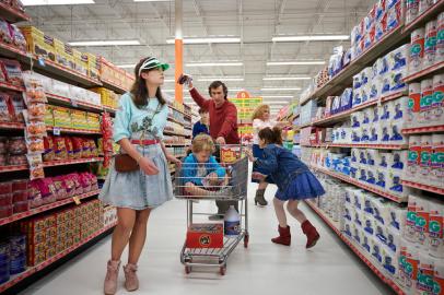 White Noise. (L to R) Raffey Cassidy as Denise, Dean Moore/Henry Moore as Wilder, Sam Nivola as Heinrich, Adam Driver as Jack, Greta Gerwig as Babette and May Nivola as Steffie in White Noise. Cr. Wilson Webb/Netflix Â© 2022Indexador: Wilson Webb/Netflix<!-- NICAID(15322761) -->