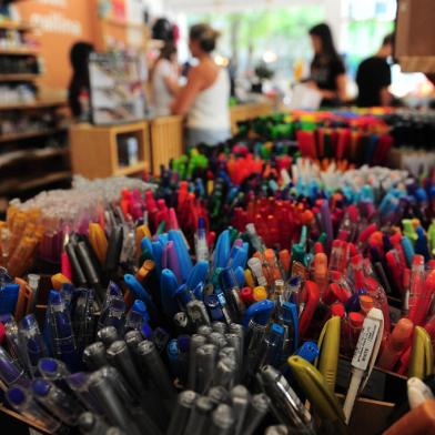 CAXIAS DO SUL, RS, BRASIL, 16/01/2023. Procon identifica variação de 4000% nos preços de material escolar. Caxienses já estão comprando produtos para as crianças. (Bruno Todeschini/Agência RBS)Indexador: BTK<!-- NICAID(15322703) -->