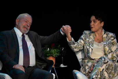 Brazilian President Luiz Inacio Lula da Silva (L) greets Tarciana Medeiros (R) during her inauguration ceremony as the new chairwoman of the Banco do Brasil (Bank of Brazil) at the Centro Cultural Banco do Brasil in Brasilia on January 16, 2023. - Tarciana Medeiros becomes the first woman to chair the Banco do Brasil. (Photo by DOUGLAS MAGNO / AFP)Editoria: FINLocal: BrasíliaIndexador: DOUGLAS MAGNOSecao: central bankFonte: AFPFotógrafo: STR<!-- NICAID(15322904) -->