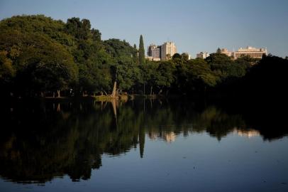 Porto Alegre, RS, Brasil, 17-01-2023: Calor. Parque Farroupilha (Redenção). Foto: Mateus Bruxel / Agência RBSIndexador: Mateus Bruxel<!-- NICAID(15323074) -->