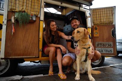 Capão da Canoa, RS, Brasil, 18/01/2023 - Acompanhados do cachorro ¿Galeto¿, casal das Missões viaja o mundo em uma kombi. Na foto: Vanessa Kapper, Lorenzo Marques e cachorro Galeto. - Foto: Anselmo Cunha/Agência RBS<!-- NICAID(15324953) -->