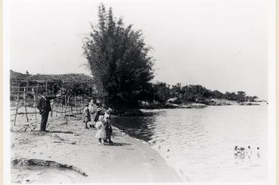 Praia da Tristeza na década de 1900<!-- NICAID(15323903) -->