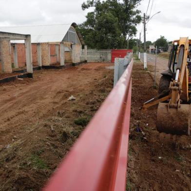 Gravataí, RS, Brasil, 19-01-2023: Retomada de obras da Escola Municipal de Educação Infantil (Emei) Raio de Sol, localizada na Rua Angélica Apolo, 515, no bairro São Vicente. Ela está entre as 20 obras acompanhadas pelo Diário Gaúcho na série Retratos do Desperdício. Foto: Mateus Bruxel / Agência RBSIndexador: Mateus Bruxel<!-- NICAID(15325970) -->