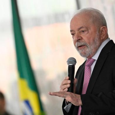 BRASÍLIA, REUNIÃO COM REITORES DE UNIVERSIDADES FEDERAISDF - BRASÍLIA, REUNIÃO COM REITORES DE UNIVERSIDADES FEDERAIS - POLÍTICA - BRASÍLIA, REUNIÃO COM REITORES DE UNIVERSIDADES FEDERAIS - O presidente da república, Luiz Inácio Lula da Silva, durante reunião com reitores federais realizada nesta quinta-feira, 19 de janeiro. 19/01/2023 - Foto: MATEUS BONOMI/AGIF - AGÊNCIA DE FOTOGRAFIA/AGIF - AGÊNCIA DE FOTOGRAFIA/ESTADÃO CONTEÚDOEditoria: POLÍTICALocal: BRASÍLIAIndexador: MATEUS BONOMIFotógrafo: AGIF - AGÊNCIA DE FOTOGRAFIA<!-- NICAID(15326091) -->