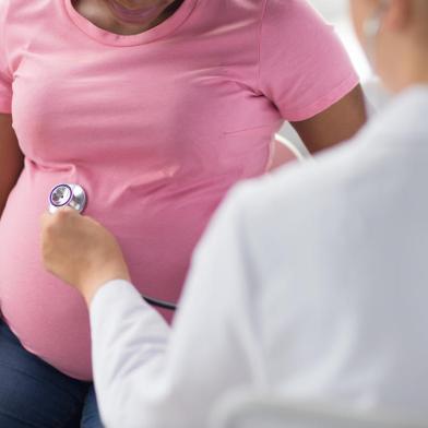 gynecologist doctor and pregnant woman at hospitalpregnancy, medicine, healthcare and people concept - close up of gynecologist doctor with stethoscope listening to pregnant african american woman baby heartbeat at hospitalIndexador: lev dolgachovFonte: 281449606<!-- NICAID(15326373) -->