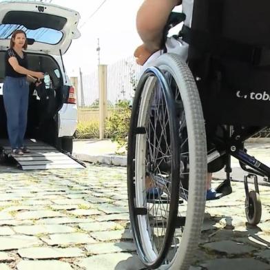 CAXIAS DO SUL, RS, BRASIL, 19/01/2023. Carro adaptado A falta de acessibilidade costuma ser um desafio diário para muitas pessoas com deficiência em Caxias do Sul. E foi pensando justamente em atender a este público que empreendedores do município começaram a investir em carros adaptados e no acompanhamento durante os deslocamentos. Essa novidade traz alívio a quem depende do serviço, caso do estudante Douglas Kusse, que perdeu o movimento das pernas e dos braços há sete anos após ter sofrido um acidente em uma piscina. (Juliano Gambini/RBS TV)<!-- NICAID(15326754) -->