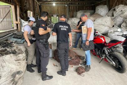 Três pessoas foram presas em flagrante durante a 11ª edição da operação de combate aos crimes de receptação, furto e roubo de fios e cabos no Litoral Norte. A ação ocorreu na manhã desta quinta-feira (19). Em Capão da Canoa, as prisões ocorreram em função de casos de furte de energia. Já em Osório, o motivo foi receptação de veículo com registro de roubo. A força-tarefa reuniu a Polícia Civil, a Brigada Militar, o Corpo de Bombeiros, as prefeituras e equipes técnicas e concessionárias de serviço público de energia.<!-- NICAID(15326827) -->