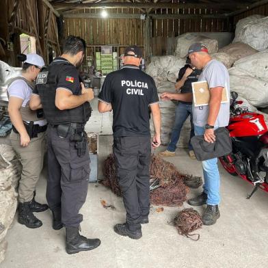 Três pessoas foram presas em flagrante durante a 11ª edição da operação de combate aos crimes de receptação, furto e roubo de fios e cabos no Litoral Norte. A ação ocorreu na manhã desta quinta-feira (19). Em Capão da Canoa, as prisões ocorreram em função de casos de furte de energia. Já em Osório, o motivo foi receptação de veículo com registro de roubo. A força-tarefa reuniu a Polícia Civil, a Brigada Militar, o Corpo de Bombeiros, as prefeituras e equipes técnicas e concessionárias de serviço público de energia.<!-- NICAID(15326827) -->