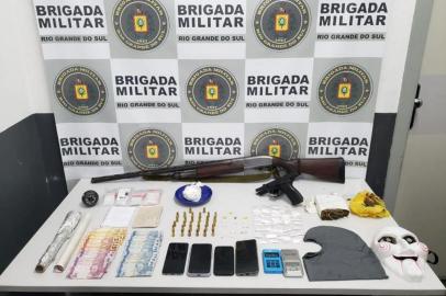 Em ação em combate a onda de crimes, casal é preso com drogas e armas em Caxias do Sul <!-- NICAID(15326900) -->