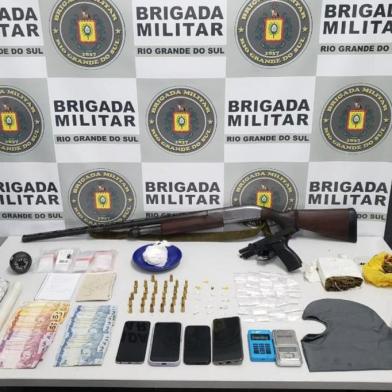 Em ação em combate a onda de crimes, casal é preso com drogas e armas em Caxias do Sul <!-- NICAID(15326900) -->