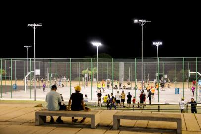 PORTO ALEGRE, RS, BRASIL, 19.01.2023: O movimento noturno nas quadras esportivas do trecho 3 da Orla. Foto Camila Hermes/Agencia RBS<!-- NICAID(15326838) -->