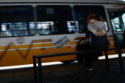 Porto Alegre, RS, Brasil - Redução no número de ônibus nas linhas municipais da capital causa espera longa em terminais. Fotos: Jonathan Heckler / Agencia RBS<!-- NICAID(15326994) -->