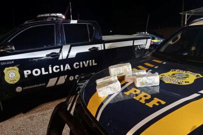 Mais de um milhão de pesos uruguaios foram encontrados escondidos em carro durante abordagem da PRF em Bagé. Foto: Polícia Rodoviária Federal / Divulgação<!-- NICAID(15327082) -->