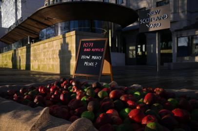 1,071 mock rotten apples are pictured outside New Scotland Yard, the headquarters of Britains Metropolitan Police force, in London on January 20, 2023, to reflect the number of Metropolitan Police officers who have been, or currently are, under investigation for allegations of domestic abuse or violence against women and girls. - The Metropolitan Police, Britains biggest police service, has faced savage criticism after David Carrick pleaded guilty to 24 counts of rape against 12 women and a string of other sex offences over two decades. (Photo by Daniel LEAL / AFP)<!-- NICAID(15327132) -->