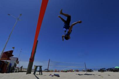 Imbé, Veranistas e moradores aproveitam o verão para disputar partidas a beira das praias gaúchas. Na foto, Herick Agostinho, praticante de Slackline.  Foto: Lauro Alves  / Agencia RBS<!-- NICAID(15327047) -->