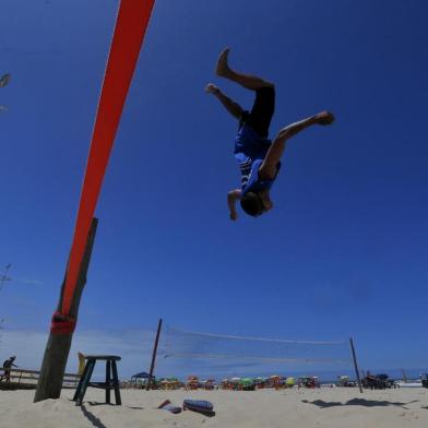 Imbé, Veranistas e moradores aproveitam o verão para disputar partidas a beira das praias gaúchas. Na foto, Herick Agostinho, praticante de Slackline.  Foto: Lauro Alves  / Agencia RBS<!-- NICAID(15327047) -->