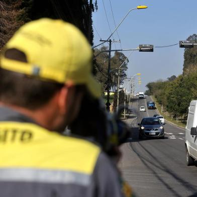 CAXIAS DO SUL, RS, BRASIL, 16/08/2018Fiscalização de trânsito na perimetral norte que tem como limite de velocidade 60km/h. (Lucas Amorelli/Agência RBS)<!-- NICAID(13696108) -->