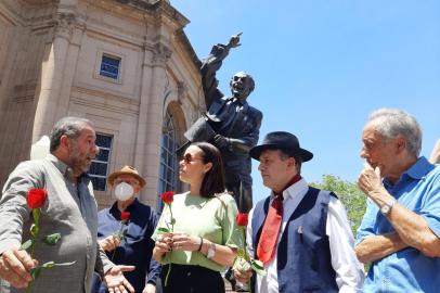 Familiares, apoiadores e pedetistas realizam homenagem ao aniversário de Neuza e Leonel Brizola, no Palácio Piratini, neste sábado (21).<!-- NICAID(15327858) -->