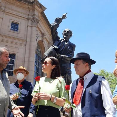 Familiares, apoiadores e pedetistas realizam homenagem ao aniversário de Neuza e Leonel Brizola, no Palácio Piratini, neste sábado (21).<!-- NICAID(15327858) -->