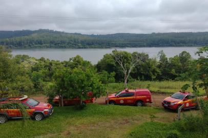 Equipe de mergulhadores e outra equipe de bombeiros de santo ângelo ajudam nas buscas a desaparecidos em naufrágio em Alecrim.<!-- NICAID(15328192) -->