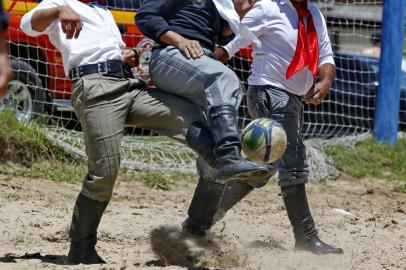 Tramandaí, RS, Brasil, 22/01/2023 - Futebol de bombacha é disputado em Tramandaí - Foto: Lauro Alves/Agência RBS<!-- NICAID(15328360) -->