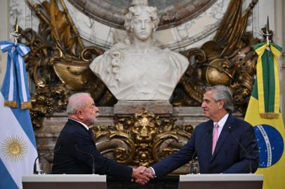 Brazilian President Luiz Inacio Lula da Silva (L) and Argentine President Alberto Fernandez (R) shake hands during a press conference at the Casa Rosada presidential palace in Buenos Aires on January 23, 2023. - Brazils President Luiz Inacio Lula da Silva began his first international tour last Sunday with a visit to Argentina and Uruguay with the aim of restoring regional leadership to Brazil after the management of the far-right Jair Bolsonaro. (Photo by Luis ROBAYO / AFP)<!-- NICAID(15328973) -->