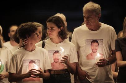 TODO DIA A MESMA NOITE. (L to R) PEDRO SOL as LUIS, RAQUEL KARRO as LIVIA, PAULO GORGULHO as RICARDO in TODO DIA A MESMA NOITE. Cr. Guilherme Leporace/Netflix Â© 2023<!-- NICAID(15328834) -->