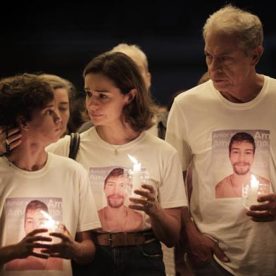 TODO DIA A MESMA NOITE. (L to R) PEDRO SOL as LUIS, RAQUEL KARRO as LIVIA, PAULO GORGULHO as RICARDO in TODO DIA A MESMA NOITE. Cr. Guilherme Leporace/Netflix Â© 2023<!-- NICAID(15328834) -->