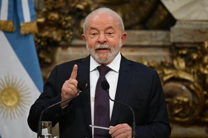 Brazilian President Luiz Inacio Lula da Silva speaks during a joint press conference with Argentine President Alberto Fernandez (out of frame) at the Casa Rosada presidential palace in Buenos Aires on January 23, 2023. - Brazils President Luiz Inacio Lula da Silva began his first international tour last Sunday with a visit to Argentina and Uruguay with the aim of restoring regional leadership to Brazil after the management of the far-right Jair Bolsonaro. (Photo by Luis ROBAYO / AFP)Editoria: POLLocal: Buenos AiresIndexador: LUIS ROBAYOSecao: politics (general)Fonte: AFPFotógrafo: STF<!-- NICAID(15328998) -->