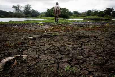 Gravataí, RS, Brasil, 28-12-2022: O servidor público aposentado Breno Duarte observa o rio Gravataí com nível abaixo do normal no Balneário Passo das Canoas. Seca do Rio Gravataí afeta Região Metropolitana de Porto Alegre. Foto: Mateus Bruxel / Agência RBSIndexador: Mateus Bruxel<!-- NICAID(15306736) -->