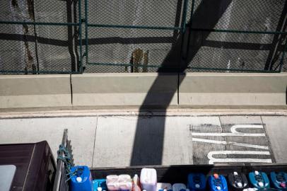 Porto Alegre, RS, Brasil - A Trincheira da Ceará vai completar em março 3 anos que foi inaugurada. Suja e improvisada, a obra da Copa apresenta um cenário pouco convidativo por quem precisa passar por ela. Foto: Jefferson Botega / Agencia RBSIndexador: Jeff Botega<!-- NICAID(15329689) -->