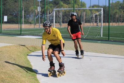 Porto Alegre, RS, Brasil, 24/01/2023 - Dupla de latinos cruzam o continente de patins. De amarelo, Anderson Zuluaga, e de preto, Leandro Sanchez. - Foto: Ronaldo Bernardi/Agência RBS<!-- NICAID(15329768) -->