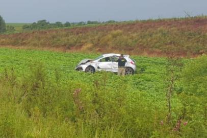 Capotamento na BR-285, em São Luiz Gonzaga. Ocupante do carro acabou morrendo dias depois, em hospital<!-- NICAID(15330520) -->