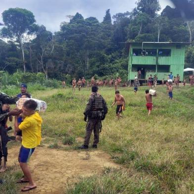 Militares da Força Aérea Brasileira (FAB) começaram a montar, em Boa Vista, o primeiro dos hospitais de campanha que o governo federal planeja utilizar para atender índios da etnia yanomami.<!-- NICAID(15330537) -->