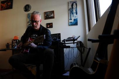 CAXIAS DO SUL, RS,BRASIL (27/08/2020)O guitarrista Cristian Rigon é o personagem da série A Arte Não Para. (Antonio Valiente/Agência RBS)<!-- NICAID(14577867) -->