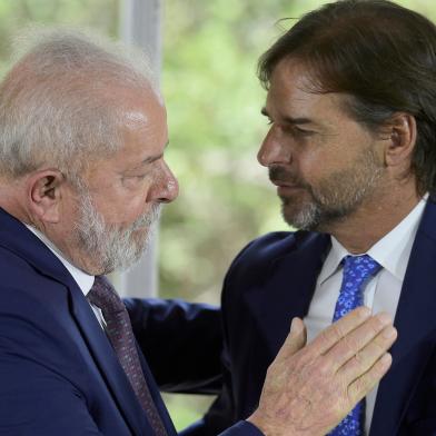 Uruguays President Luis Lacalle Pou (R) talks with his Brazilian counterpart Luiz Inacio Lula da Silva during a meeting at the presidential residence in Montevideo on January 25, 2023, during Lulas visit to Uruguay. - Lula da Silva began his first international tour last Sunday with a visit to Argentina and Uruguay with the aim of restoring regional leadership to Brazil after the management of the far-right Jair Bolsonaro. (Photo by Dante Fernandez / AFP)<!-- NICAID(15330893) -->