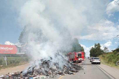 Lixo em chamas foi despejado na Rota do Sol na tarde desta quarta-feira (25). Caminhão da Codeca levava carga para Aterro Sanitário quando chamas começaram. <!-- NICAID(15331202) -->