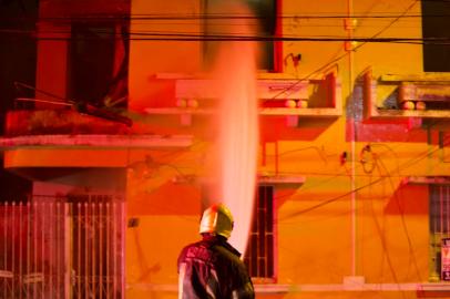 Santa Maria, RS, Brasil - Incêndio em uma casa que está a venda na Rua Francisco Marques da Rocha, centro de Santa Maria.Indexador: Jeff Botega<!-- NICAID(15331527) -->