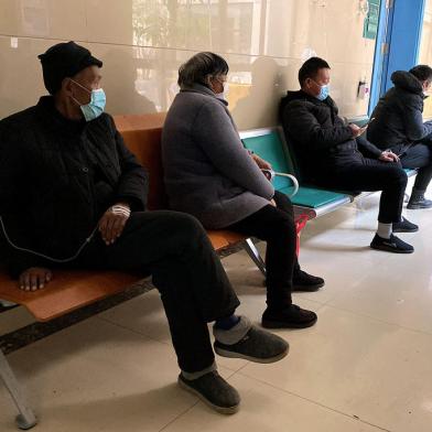 (FILES) In this file photo taken on January 5, 2023, Covid-19 coronavirus patients rest in a hallway at Fengyang Peoples Hospital in Fengyang county, east Chinas Anhui Province. - Covid-19 swept swiftly through southern Chinas rural mountain villages last month, and the wave appears to have subsided -- supporting expert theories that the countrys most recent outbreak preceded the lifting of restrictions. (Photo by Noel Celis / AFP) / TO GO WITH Health-virus-China-rural, FOCUS by Jung Xuan TENGEditoria: HTHLocal: FengyangIndexador: NOEL CELISSecao: diseaseFonte: AFPFotógrafo: STF<!-- NICAID(15331565) -->